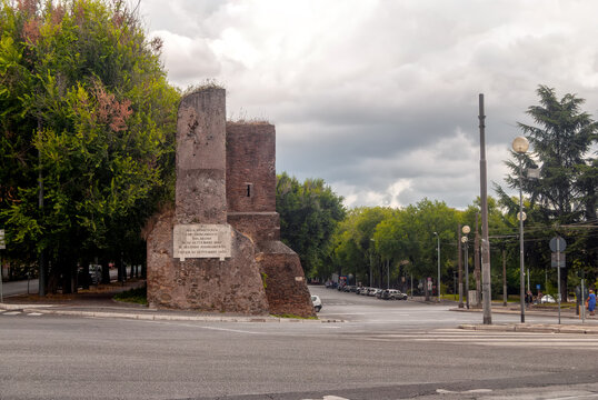 Puerta de San Paolo en Roma, Italia