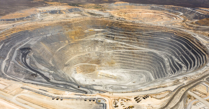 Vista a&eacute;rea de una mina de oro a cielo abierto.
