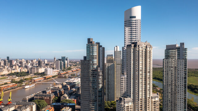 Vista a&eacute;rea panor&aacute;mica del skyline de Puerto Madero en Buenos Aires, Argentina, con vista al R&iacute;o de la Plata.
