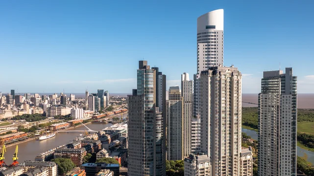 Vista aérea panorámica del skyline de Puerto Madero en Buenos Aires, Argentina, con vista al Río de la Plata.