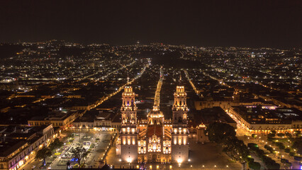 Vista a&eacute;rea panor&aacute;mica de la Catedral de la Transfiguraci&oacute;n del Se&ntilde;or de Morelia con la ciudad al fondo.