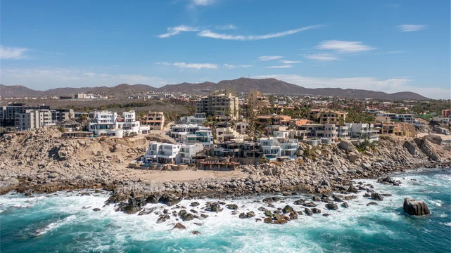 Vista aérea panorámica frente a Cabo Bello en los Cabos, Baja California Sur.