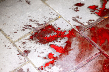 Plama krwi na miejscu zabójstwa przestępstwo. Symulacja. 
