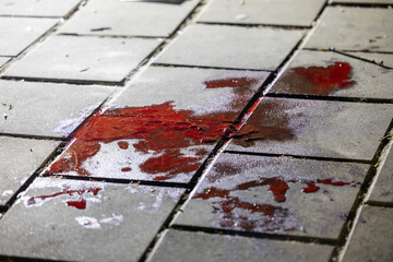 Plama krwi na miejscu zabójstwa przestępstwo. Symulacja. 