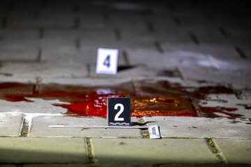Plama krwi na miejscu zabójstwa przestępstwo. Symulacja. 
