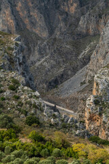 Route sinueuse au fond de l'impressionnante gorge de Kourtaliotiko, Cr&egrave;te, Gr&egrave;ce