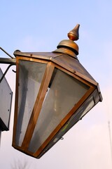 Zdjęcie przedstawia latarnie, lampę na ścianie domu. © Pawel Zabczyk