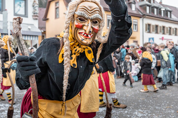 Obraz premium hexe - winter - umzug - stadt - dynamische - bewegung