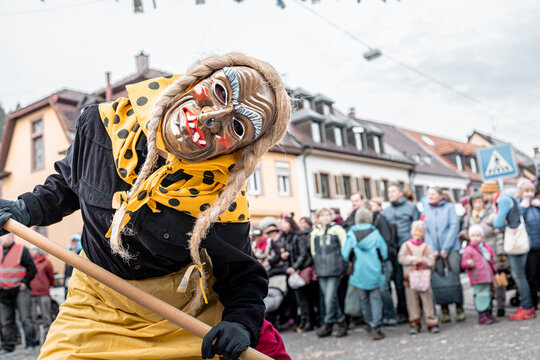 hexe - winter - umzug - stadt - pose - verspielt