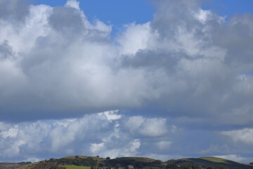 super chmury na niebie, cumulusu na błękitnym niebie. © Pawel Zabczyk