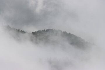 Niskie chmury zasłaniające góry na wyspie Gran Canaria. © Pawel Zabczyk