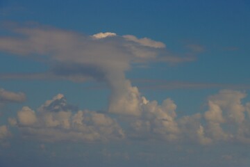 Zdjęcie przedstawia chmurę podświetloną słońcem od tyłu.