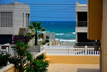 Naklejka premium domy i taras w nadmorskim mieście, domy nad morzem w Hiszpani, miejscowwość na śródziemnomorskim wybrzerzu, houses and terrace in a seaside town, houses by the sea in Spain