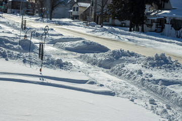 Obraz premium Plowed sidewalks and an icy street on a sunny winter day