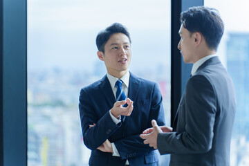 ビジネスパーソン　話す　相談　質問