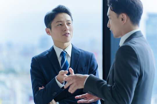 ビジネスパーソン　話す　相談　質問