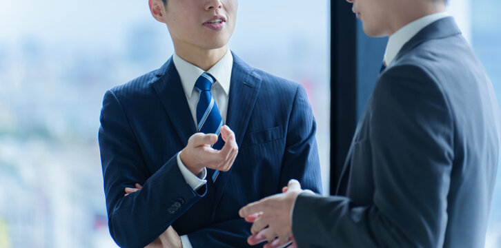 ビジネスパーソン　話す　相談　質問