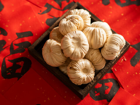 On the 23rd day of the twelfth lunar month in China, people eat sugar melons.Chinese texts are"福&ldquo;&rdquo;春&ldquo;