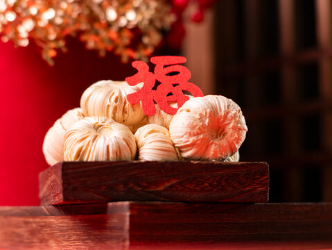 On the 23rd day of the twelfth lunar month in China, people eat sugar melons.Chinese texts are"福&ldquo;&rdquo;春&ldquo;