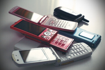 白い背景に置いたひと昔前のガラケイ携帯電話