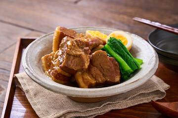 煮卵と小松菜を添えた豚の角煮