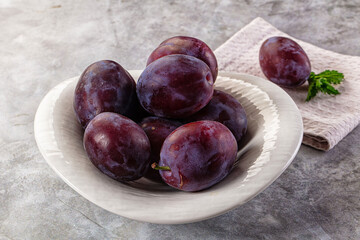 Obraz premium Ripe sweet fresh juicy plums