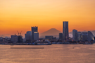 Obraz premium 横濱ベイブリッジ展望台から夕景のみなとみらいと富士山を閉経に出港する豪華客船