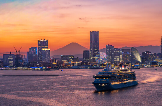 横濱ベイブリッジ展望台から夕景のみなとみらいと富士山を閉経に出港する豪華客船