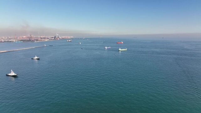 港湾都市と船舶のドローン空撮