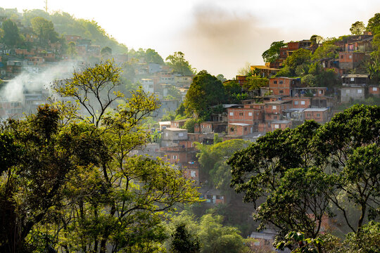 Favela, Contrast
