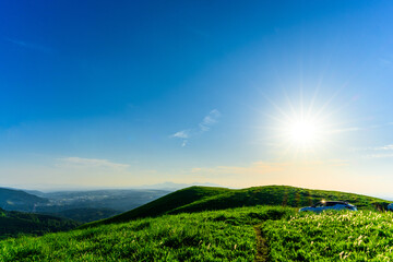 Fototapeta premium 俵山展望から絶景風景 「春風に乗せて、阿蘇の大地から。」 阿蘇郡西原村(俵山) Spectacular views from Tawarayama Observatory 