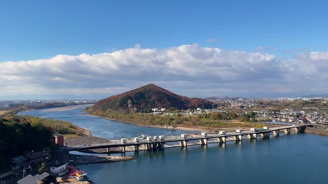 犬山城より望む紅葉の伊木山と木曽川、ライン大橋