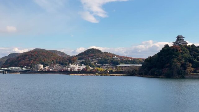 ライン大橋より望む木曽川の流れと国宝の犬山城