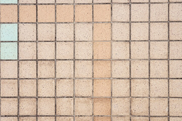 屋外の歩道に敷き詰められたスクエアタイルのテクスチャ