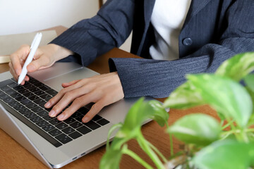 パソコンを使う女性の手元　ビジネス
