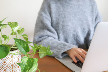 パソコンで作業する手元