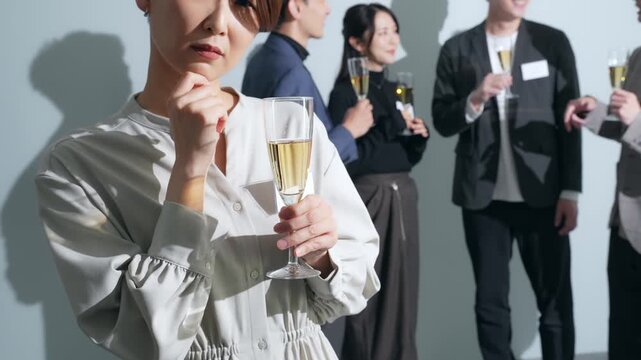 パーティーで疎外感を感じる女性参加者