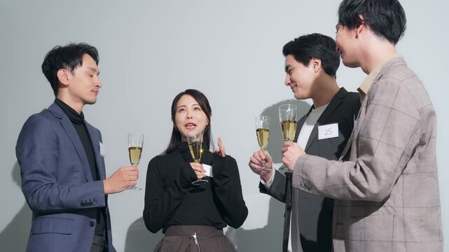 パーティーに参加する男女グループ