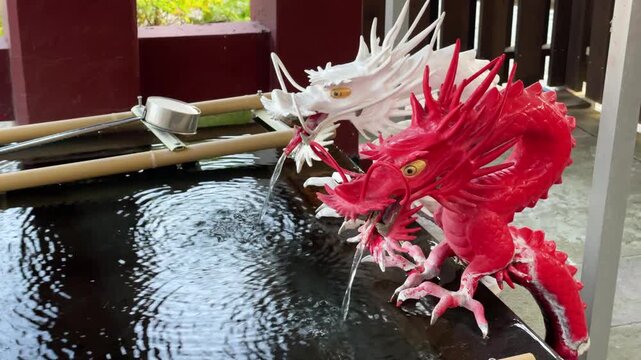 伊豆山神社の赤白二龍（せきびゃくにりゅう）の手水舎