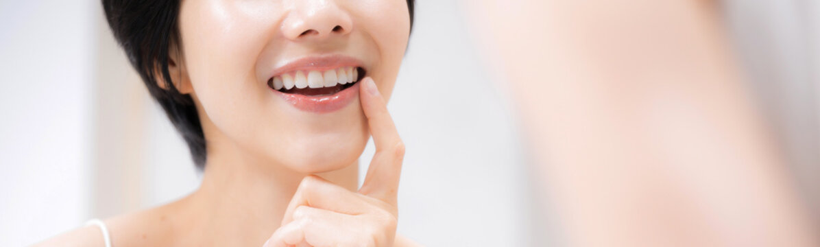 鏡でチェックする綺麗な歯並び　矯正やホワイトニングのイメージ