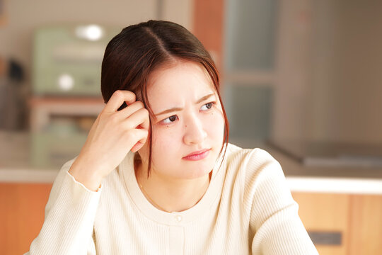 不安や不満を抱える若い女性