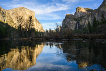 Naklejka premium Valley View showing El Capitan, the Merced River, and Bridalveil Fall and reflections. Yosemite National Park. USA.