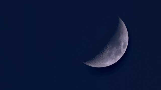 luna creciente . los cr&aacute;teres ade la luna a la vista 