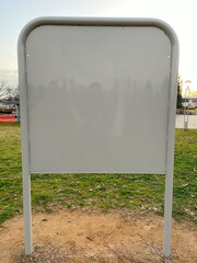 公園の真っ白な看板