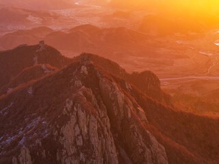 Naklejka premium The Great Wall in the evening, the Great Wall and the beautiful sunset glow