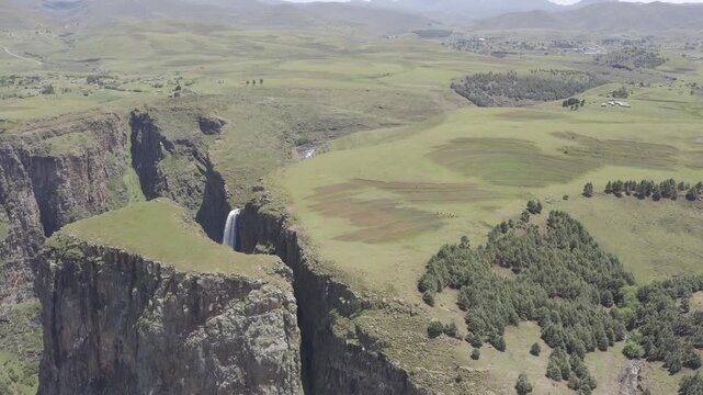 Native 4:2:2, 10 Bit, Log Material, straight out of cam.