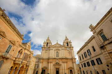 Obraz premium St. Paul’s Cathedral towers over Mdina's historic streets and architecture