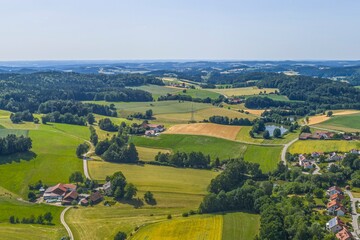 Obraz premium Ausblick auf das Burgdorf Brennberg im oberpfälzer Teil des Bayerischen Waldes im Sommer