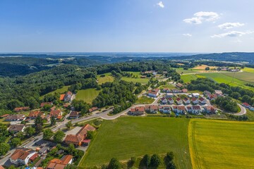 Obraz premium Ausblick auf das Burgdorf Brennberg im oberpfälzer Teil des Bayerischen Waldes im Sommer