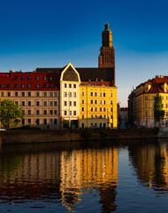 2025-04-22; Wroclaw embankment at sunset in spring, Wroclaw, Poland